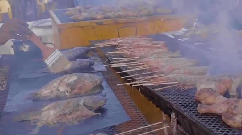 🔥 Grilled Fish Specialties – Taste freshly grilled fish and traditional Malian recipes.