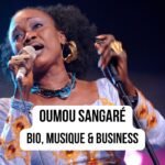 Oumou Sangaré vêtue d'un pagne traditionnel majestueux