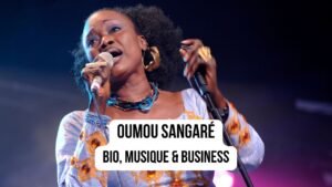 Oumou Sangaré vêtue d'un pagne traditionnel majestueux
