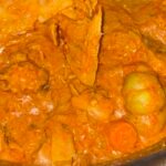 Sauce mafé malienne traditionnelle à la pâte d’arachide avec viande et légumes dans une marmite