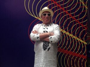 Salif Keita chanteur malien légendaire de la musique africaine sur scène
