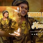 Tiguida Kanté en tenue dorée dans le clip Hommage à Maman avec des colombes symbolisant la paix