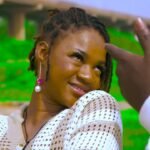 Joe Bamou dans une scène romantique du clip officiel Mon Paradis