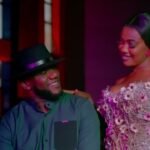 Mohamed Diaby chantant dans son nouveau clip vidéo Communiquer