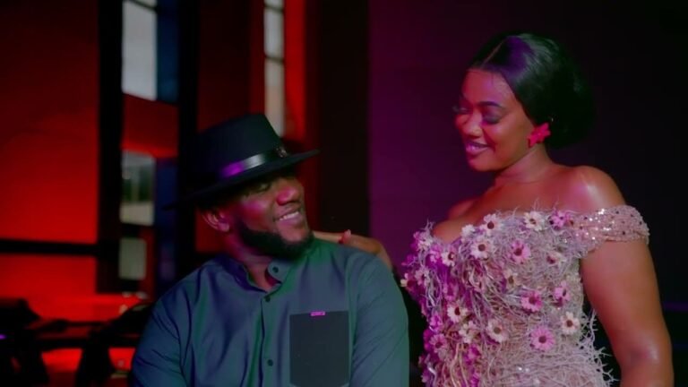 Mohamed Diaby chantant dans son nouveau clip vidéo Communiquer