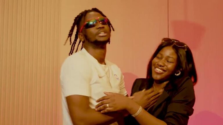 Bezy One et OG Baby masqués de roses rouges dans le clip Parallèle