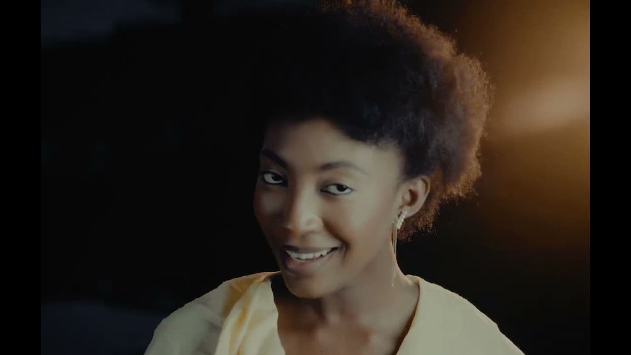 La chanteuse Faïza performant avec élégance dans son clip vidéo BB Yo