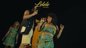 L'artiste Momo Choco dans le décor esthétique de son clip Lelele
